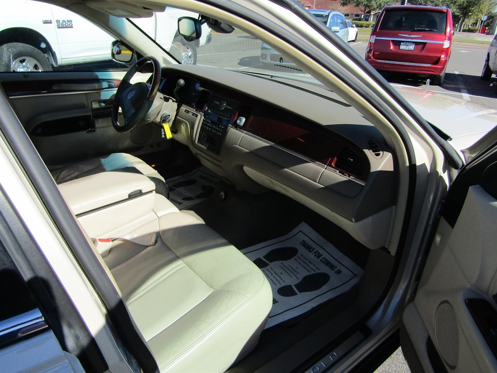 2003 LINCOLN Town Car Sedan - $4,999