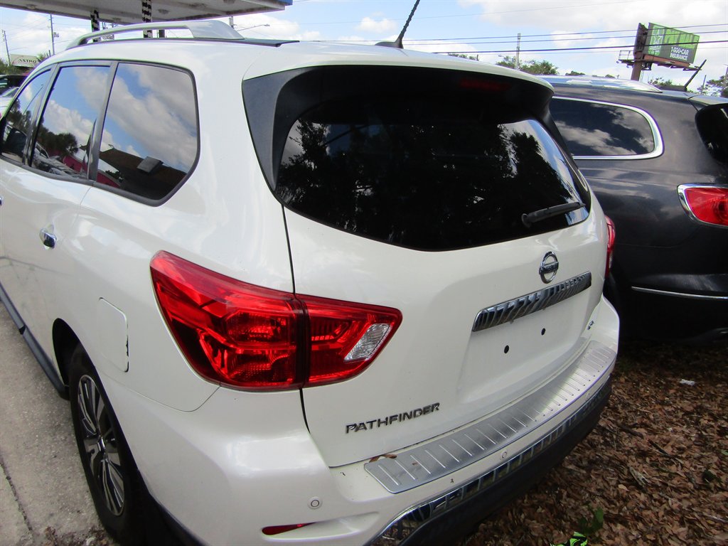2017 Nissan Pathfinder - $7,000