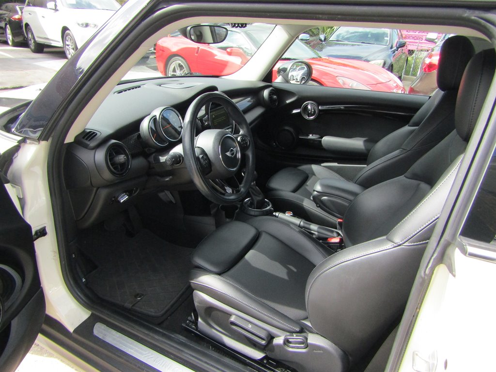 2017 MINI Hardtop Hatchback - $15,999