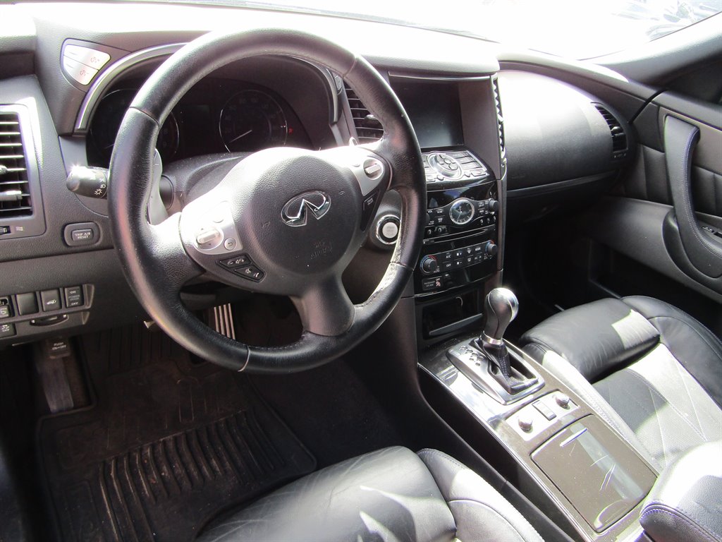 2017 INFINITI QX70 - $8,000