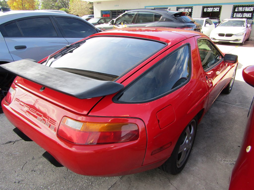 1988 Porsche 924 - $21,999