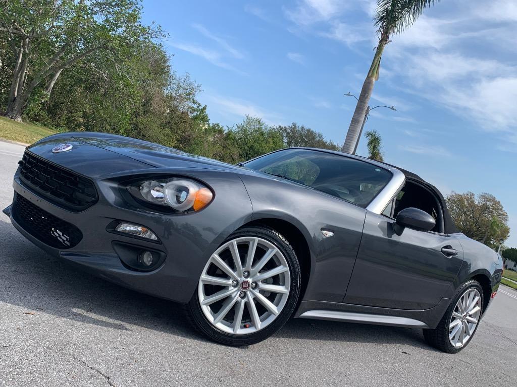 2017 Fiat 124 Spider Lusso photo
