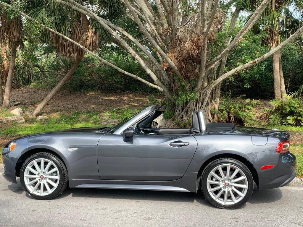 2017 Fiat 124 Spider Lusso photo