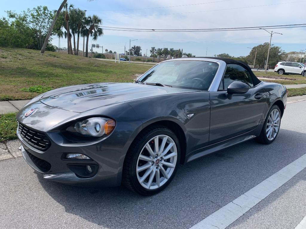 2017 Fiat 124 Spider Lusso photo