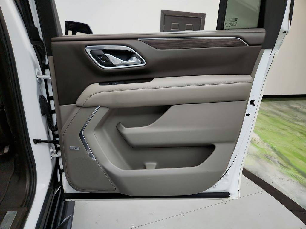 2021 Chevrolet Suburban 1500 LT photo
