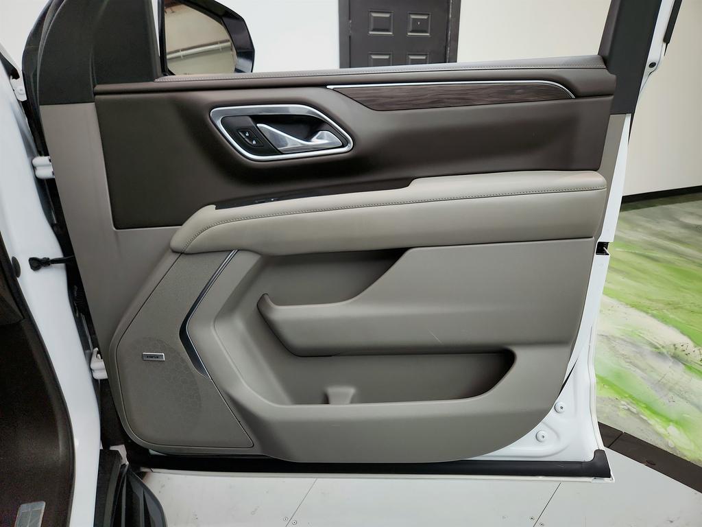 2021 Chevrolet Suburban 1500 LT photo