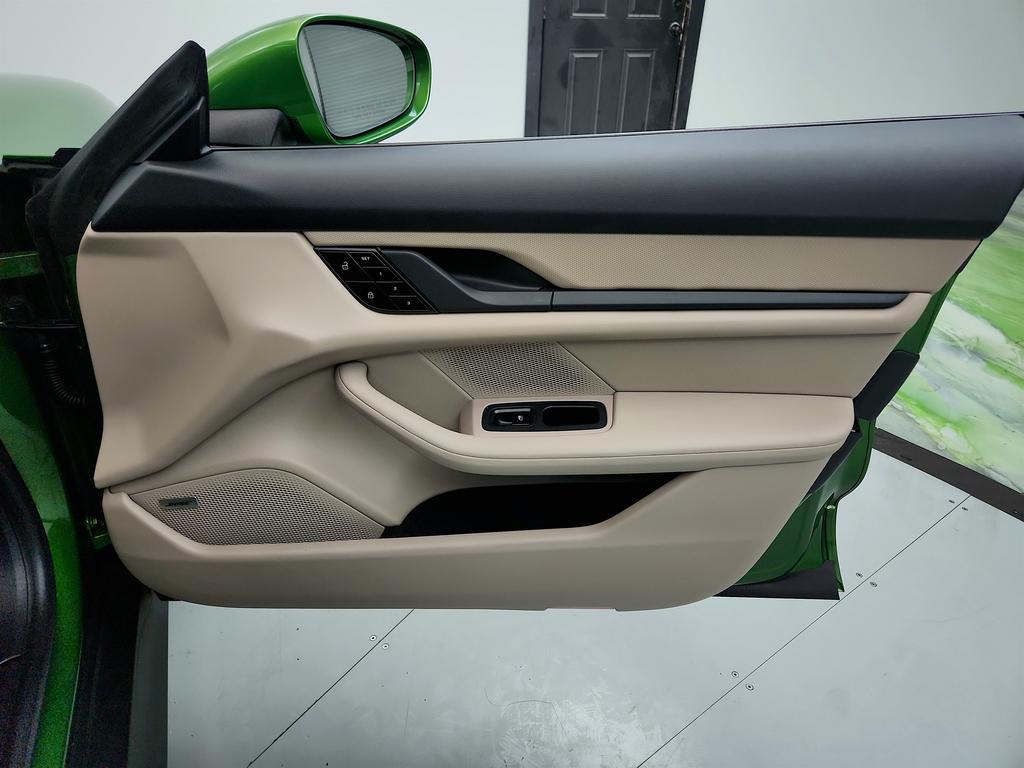 2021 Porsche Taycan  photo