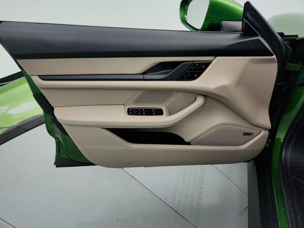 2021 Porsche Taycan  photo