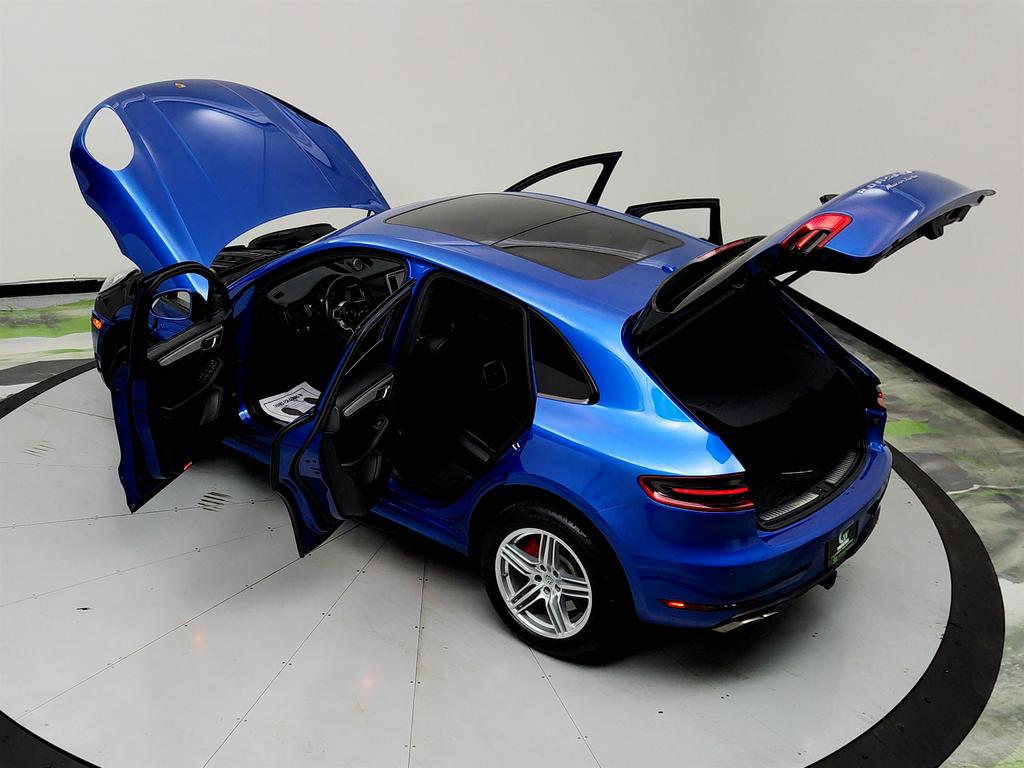 2017 Porsche Macan Turbo photo
