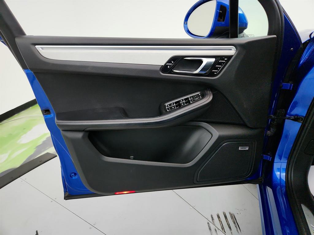 2017 Porsche Macan Turbo photo