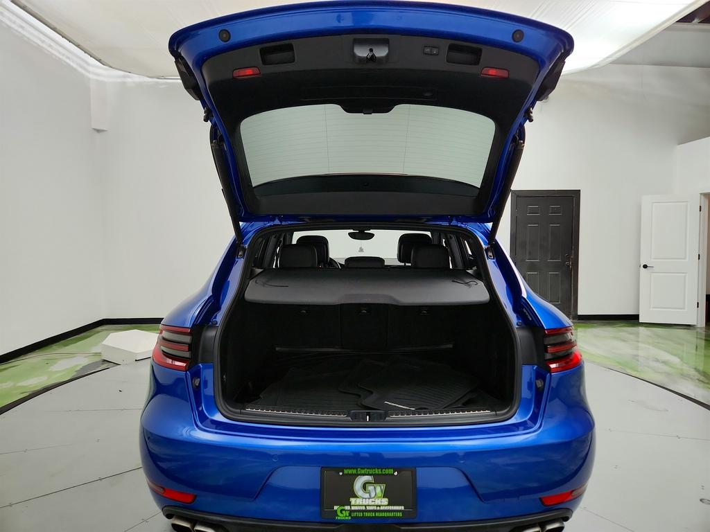 2017 Porsche Macan Turbo photo