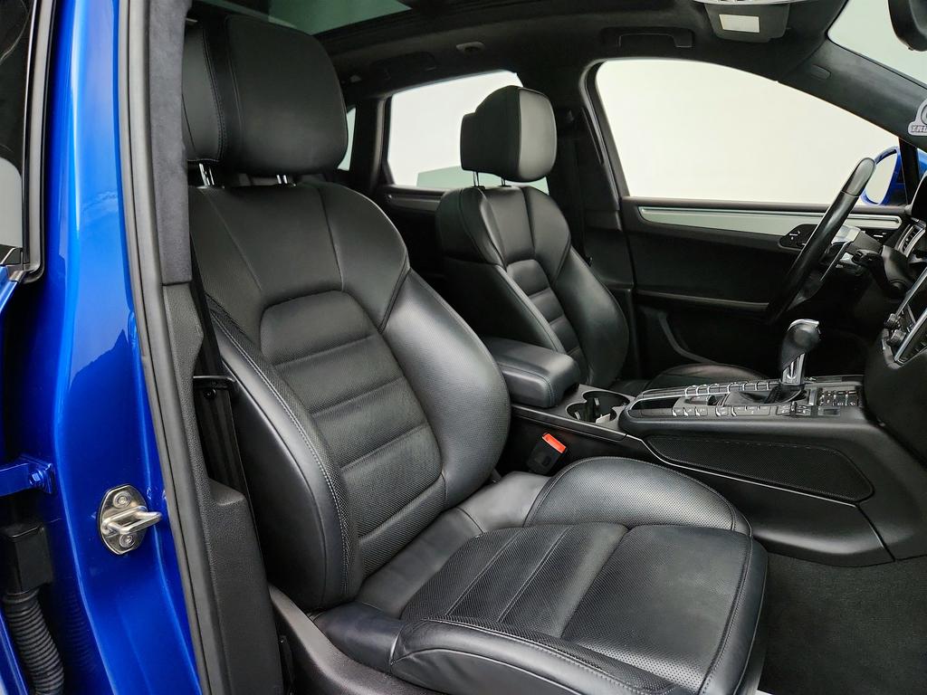 2017 Porsche Macan Turbo photo