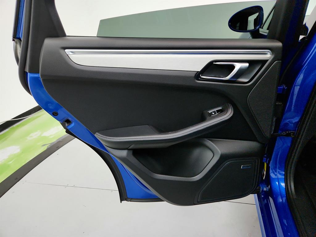 2017 Porsche Macan Turbo photo