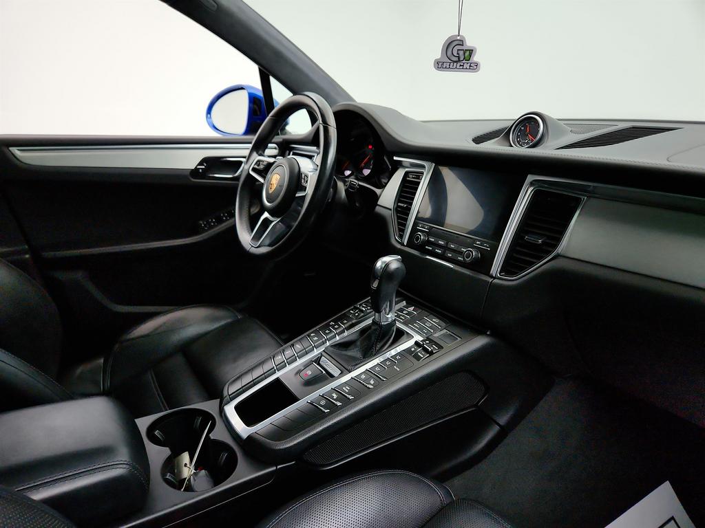 2017 Porsche Macan Turbo photo