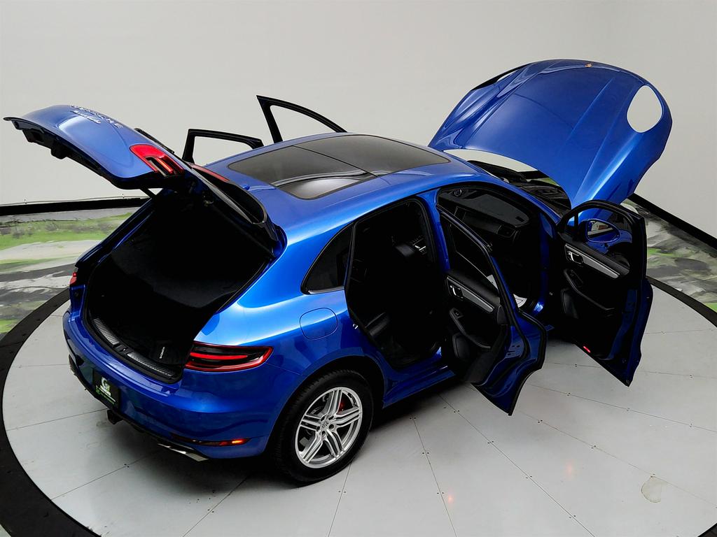 2017 Porsche Macan Turbo photo