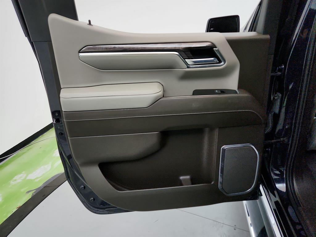 2023 Chevrolet Silverado 1500 LTZ photo