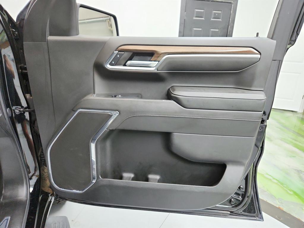 2024 Chevrolet Silverado 1500 RST photo