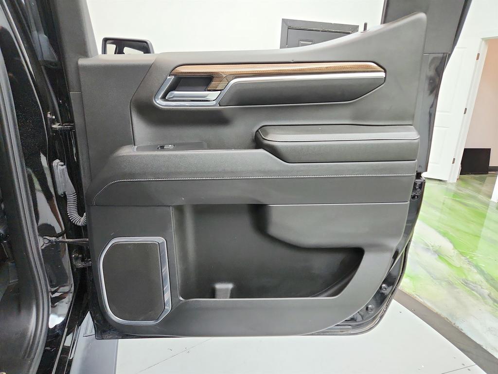 2024 Chevrolet Silverado 1500 RST photo