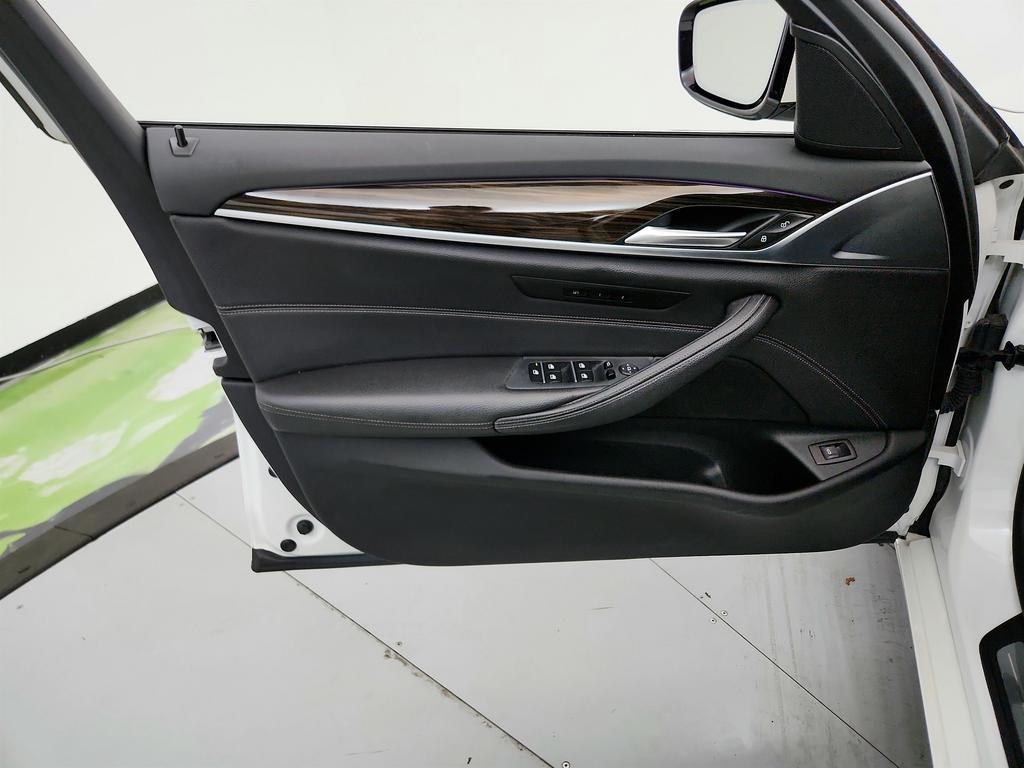 2018 BMW 5-Series 540xi photo