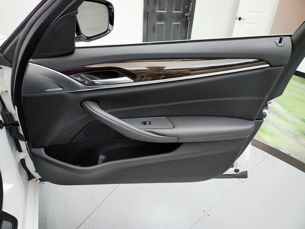 2018 BMW 5-Series 540xi photo