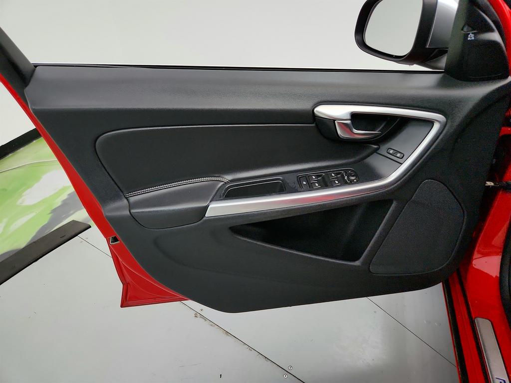 2015 Volvo S60 T6 R-Design photo