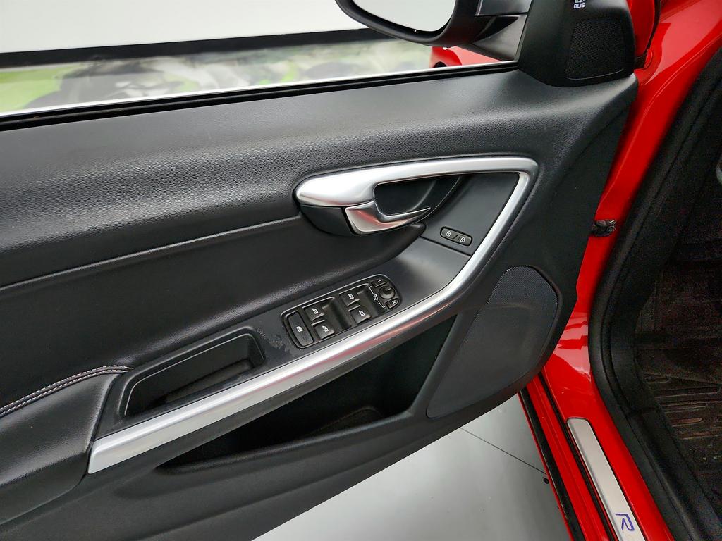 2015 Volvo S60 T6 R-Design photo