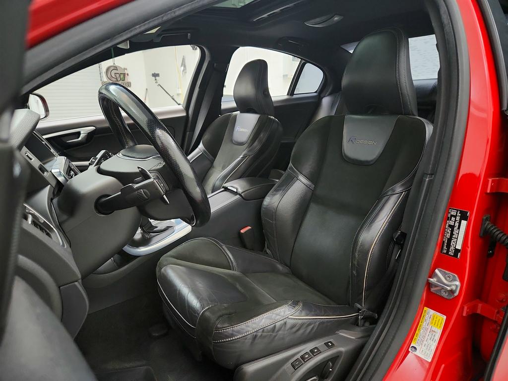 2015 Volvo S60 T6 R-Design photo