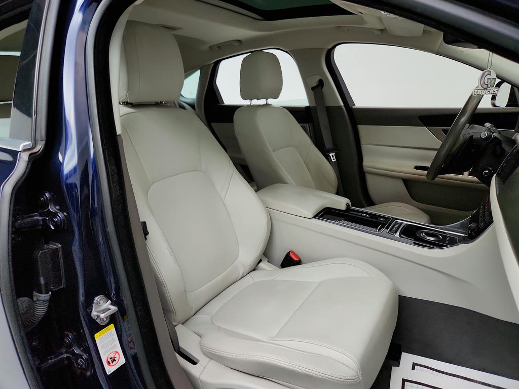 2018 Jaguar XF 25t Premium photo