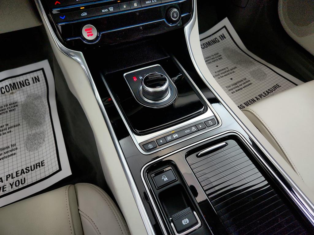 2018 Jaguar XF 25t Premium photo