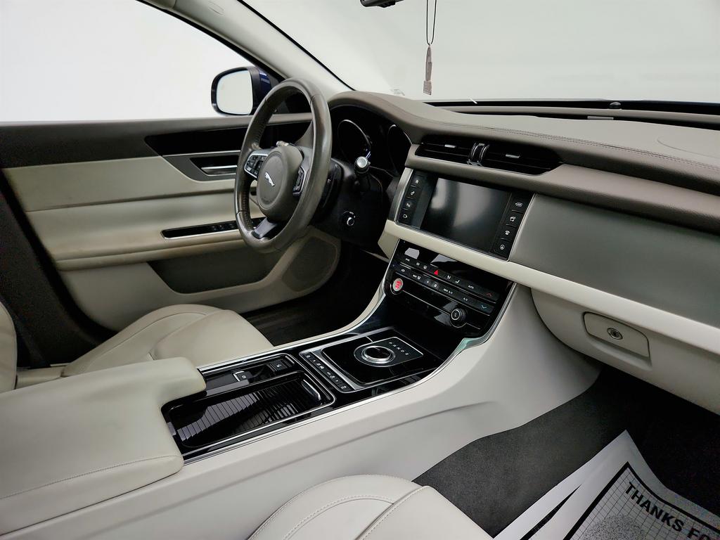 2018 Jaguar XF 25t Premium photo