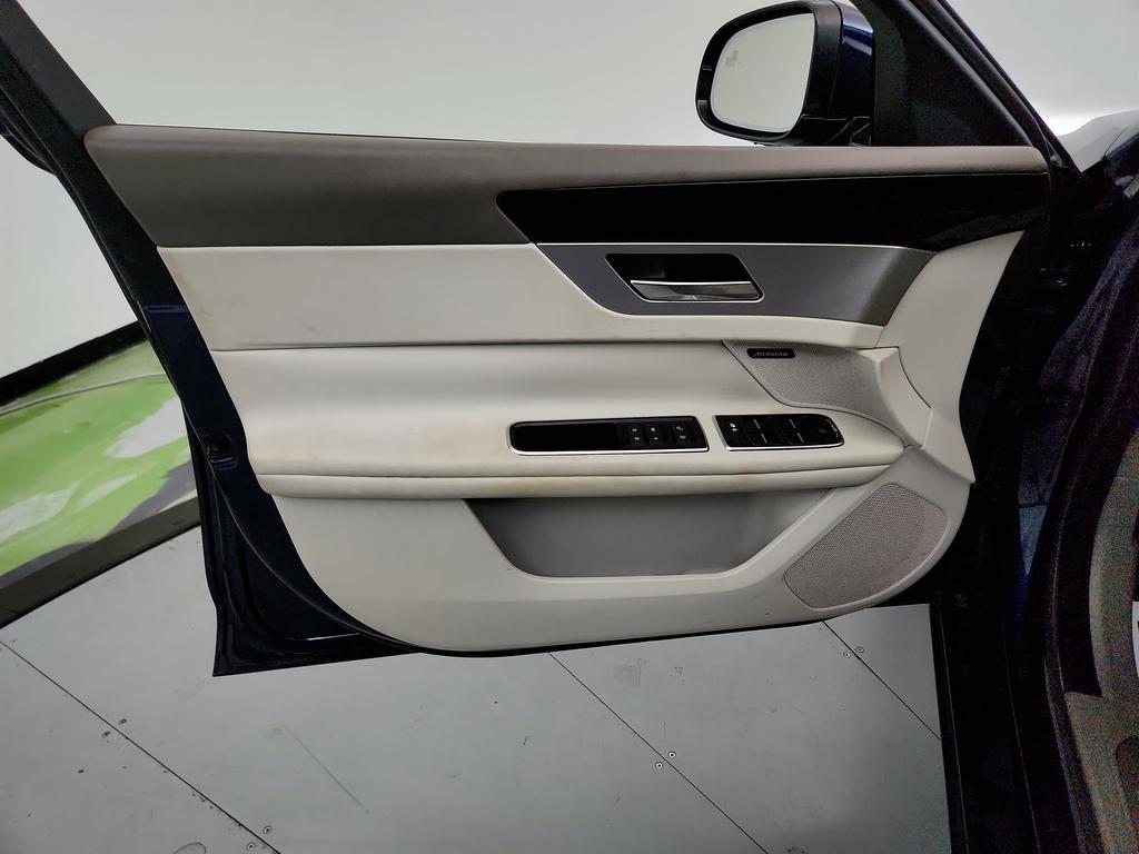 2018 Jaguar XF 25t Premium photo