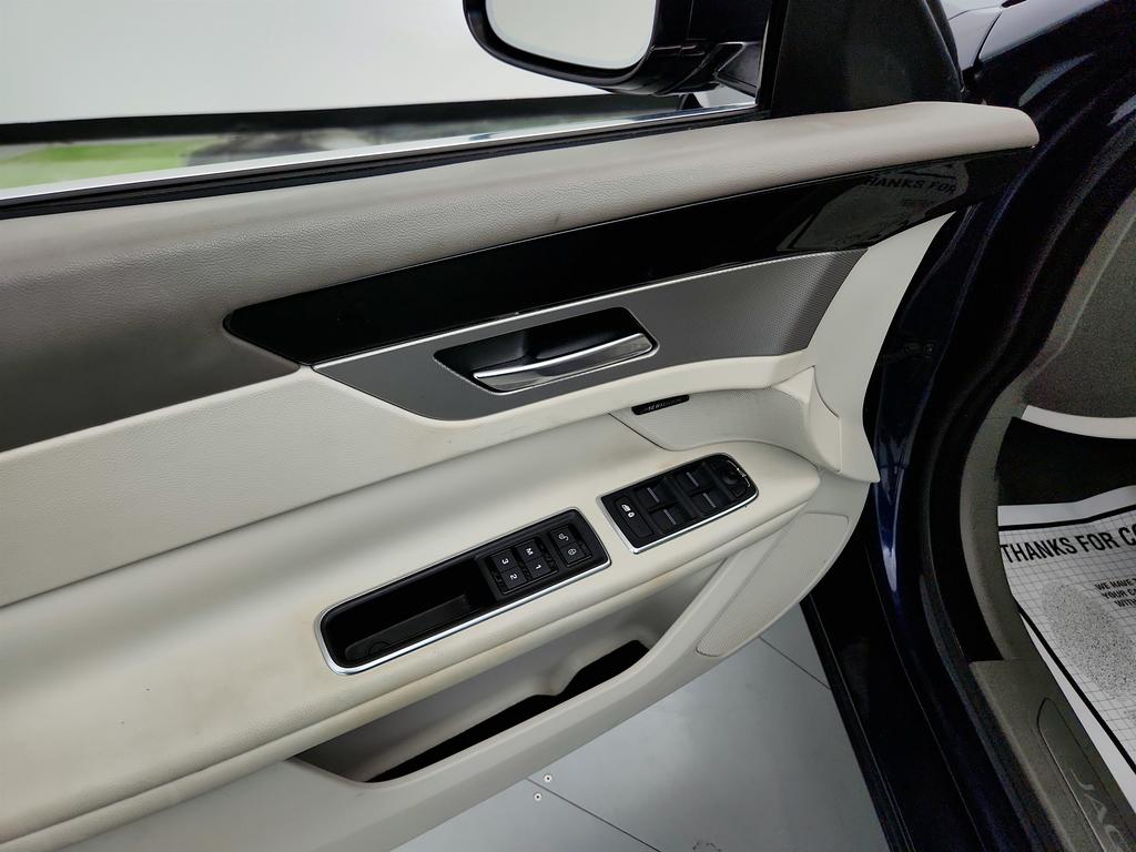 2018 Jaguar XF 25t Premium photo