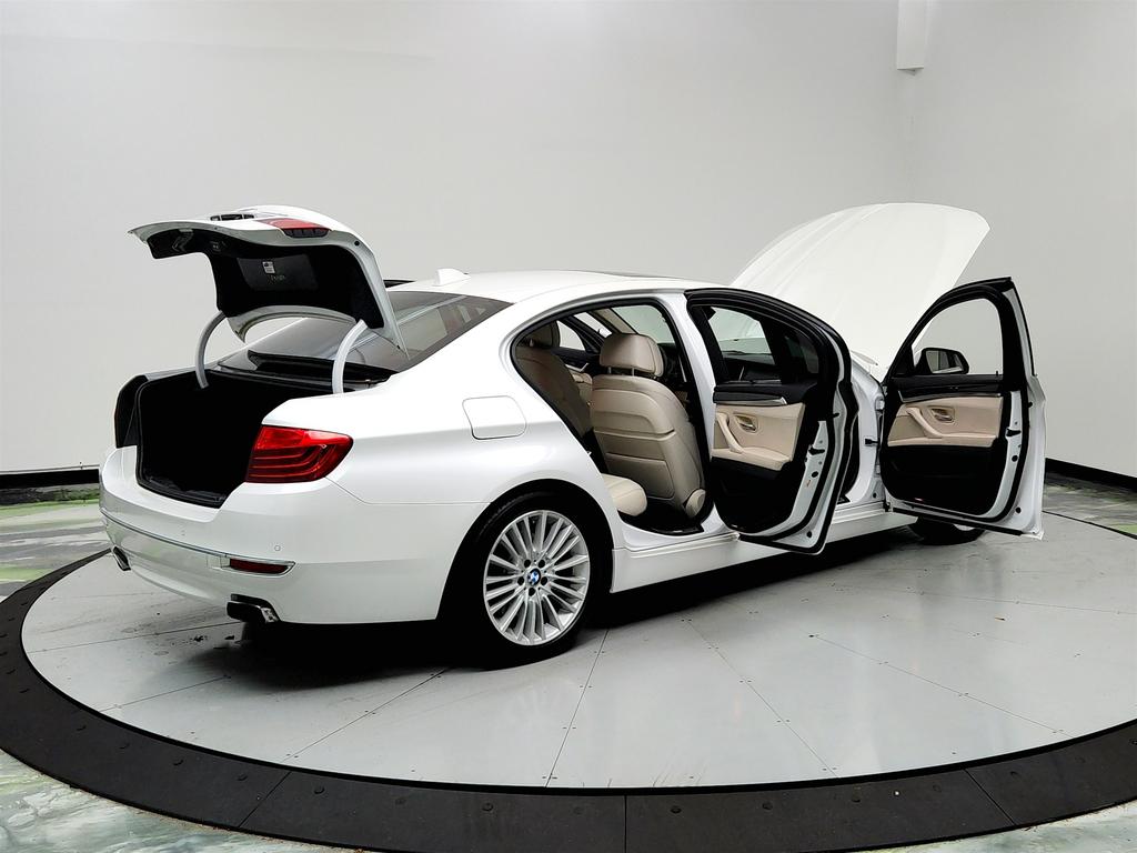 2016 BMW 5-Series 550xi photo