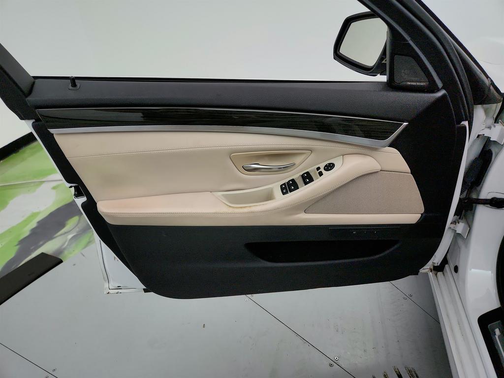 2016 BMW 5-Series 550xi photo