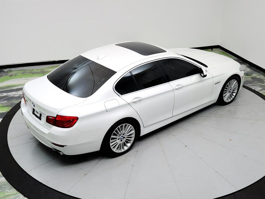 2016 BMW 5-Series 550xi photo