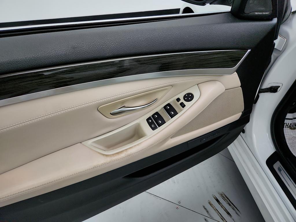 2016 BMW 5-Series 550xi photo
