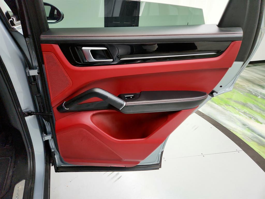 2021 Porsche Cayenne photo