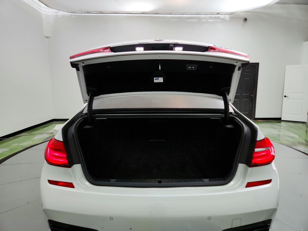 2018 BMW 7-Series 750i photo