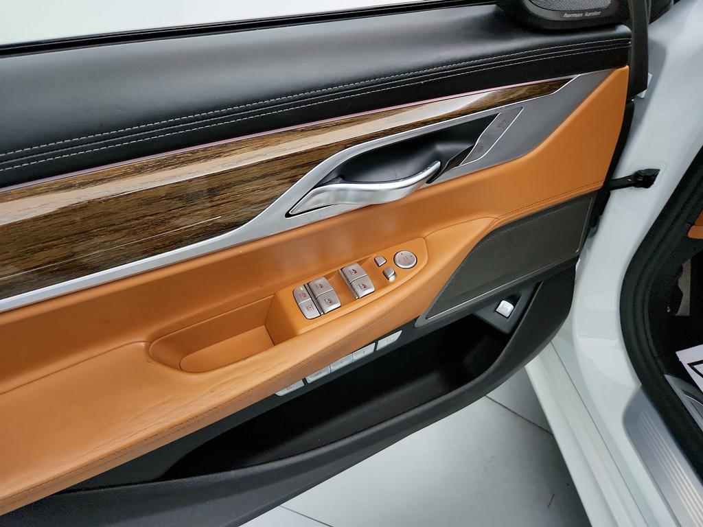 2018 BMW 7-Series 750i photo