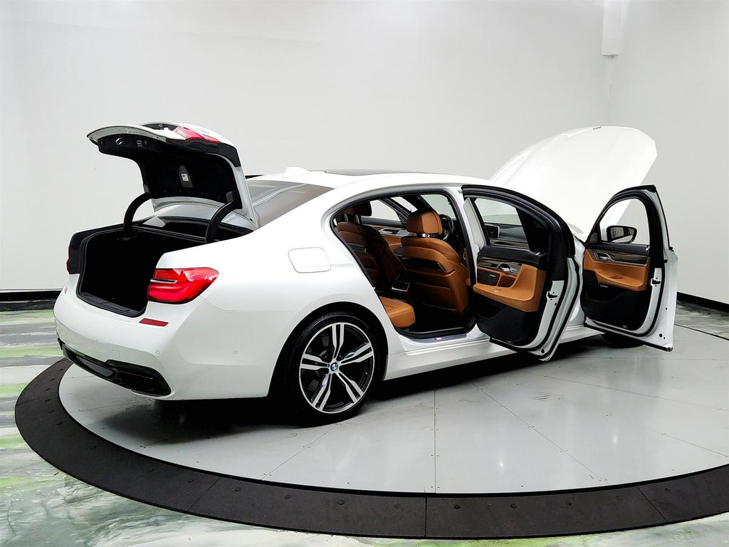 2018 BMW 7-Series 750i photo