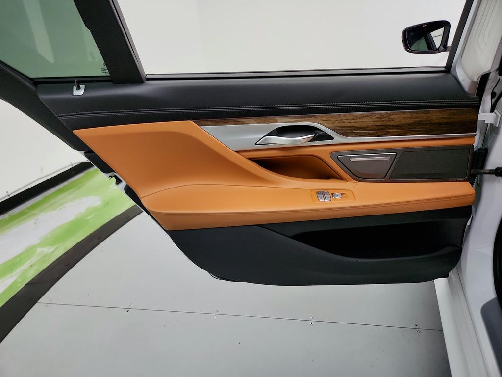 2018 BMW 7-Series 750i photo