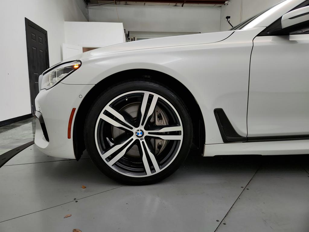 2018 BMW 7-Series 750i photo