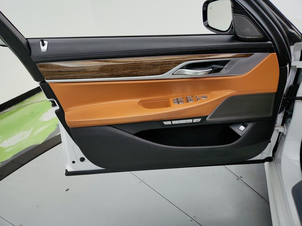 2018 BMW 7-Series 750i photo