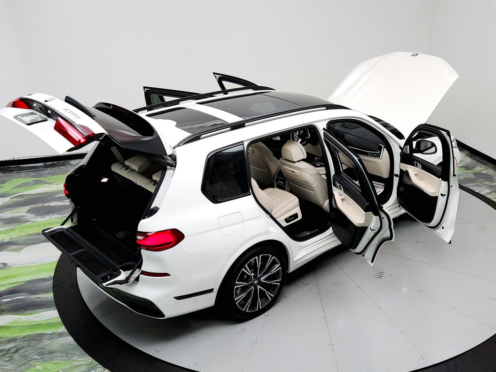 2021 BMW X7 M50i photo