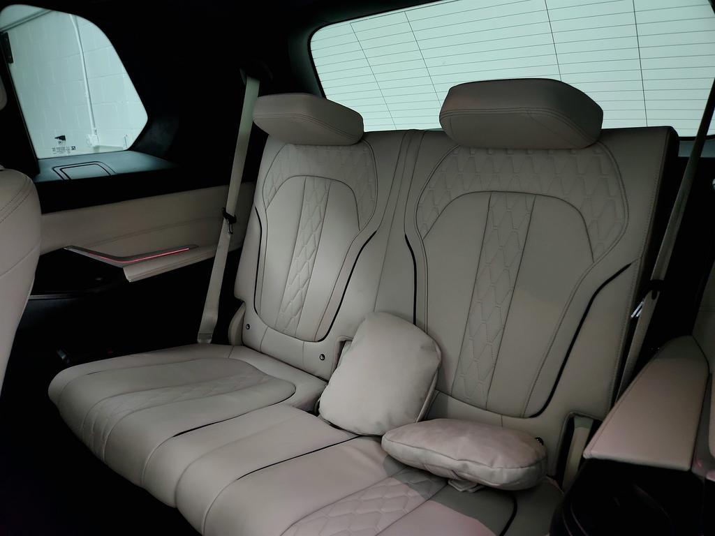 2021 BMW X7 M50i photo