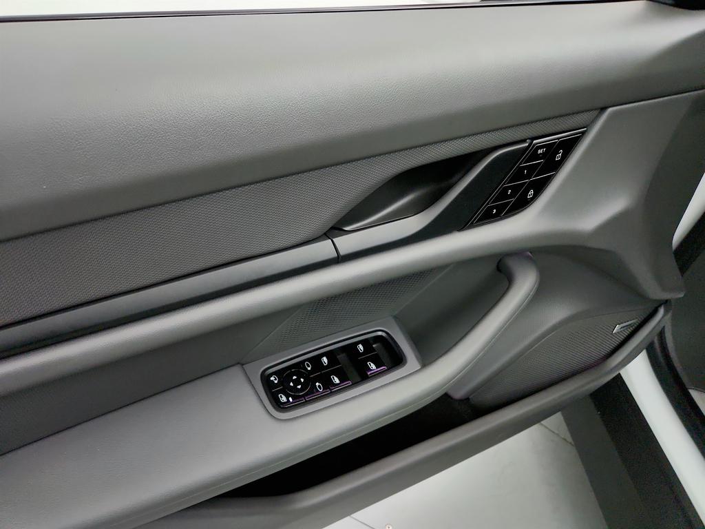 2021 Porsche Taycan 4S photo