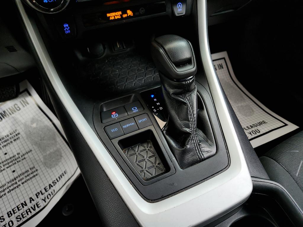 2021 Toyota RAV4 XLE photo