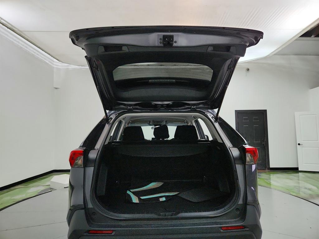 2021 Toyota RAV4 XLE photo