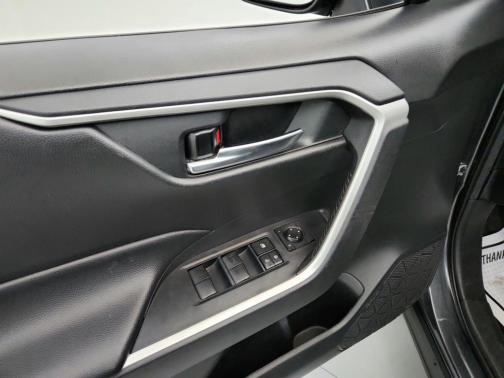 2021 Toyota RAV4 XLE photo