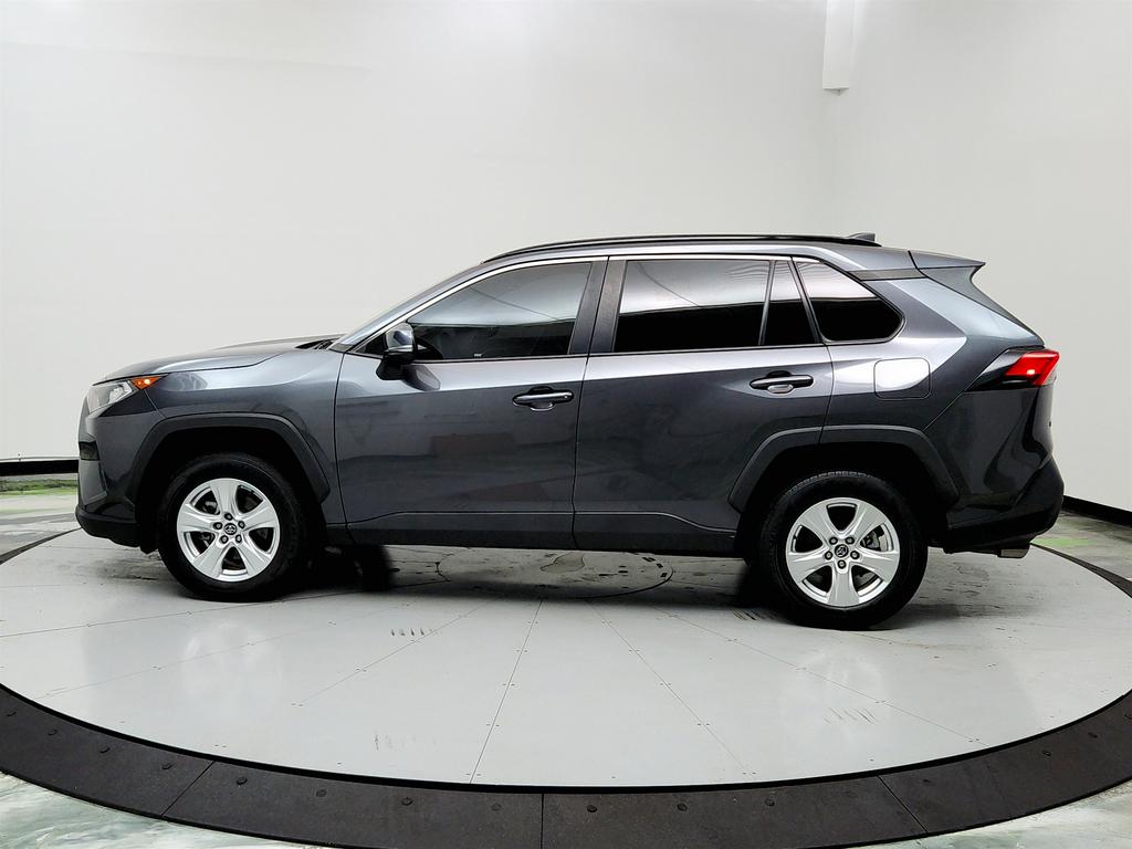 2021 Toyota RAV4 XLE photo